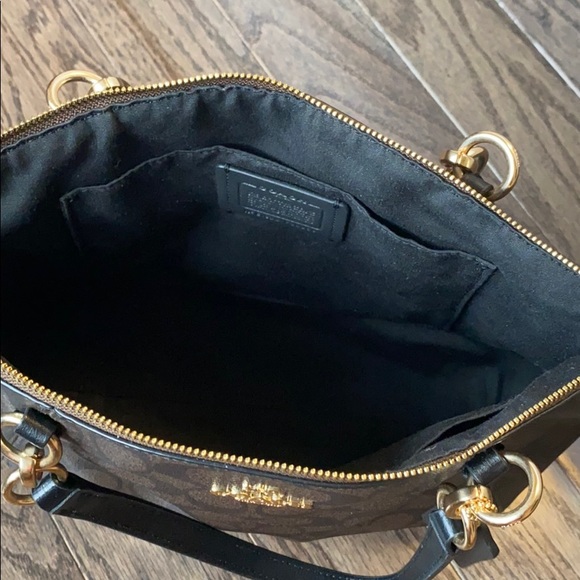 Authentic Coach cross body bag - Picture 2 of 6